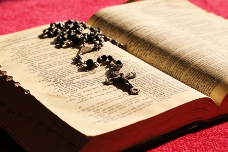 Bible with Rosary Catholic Speaker and author Gary Zimak discusses 5 Bible verses for those who are worried about the world